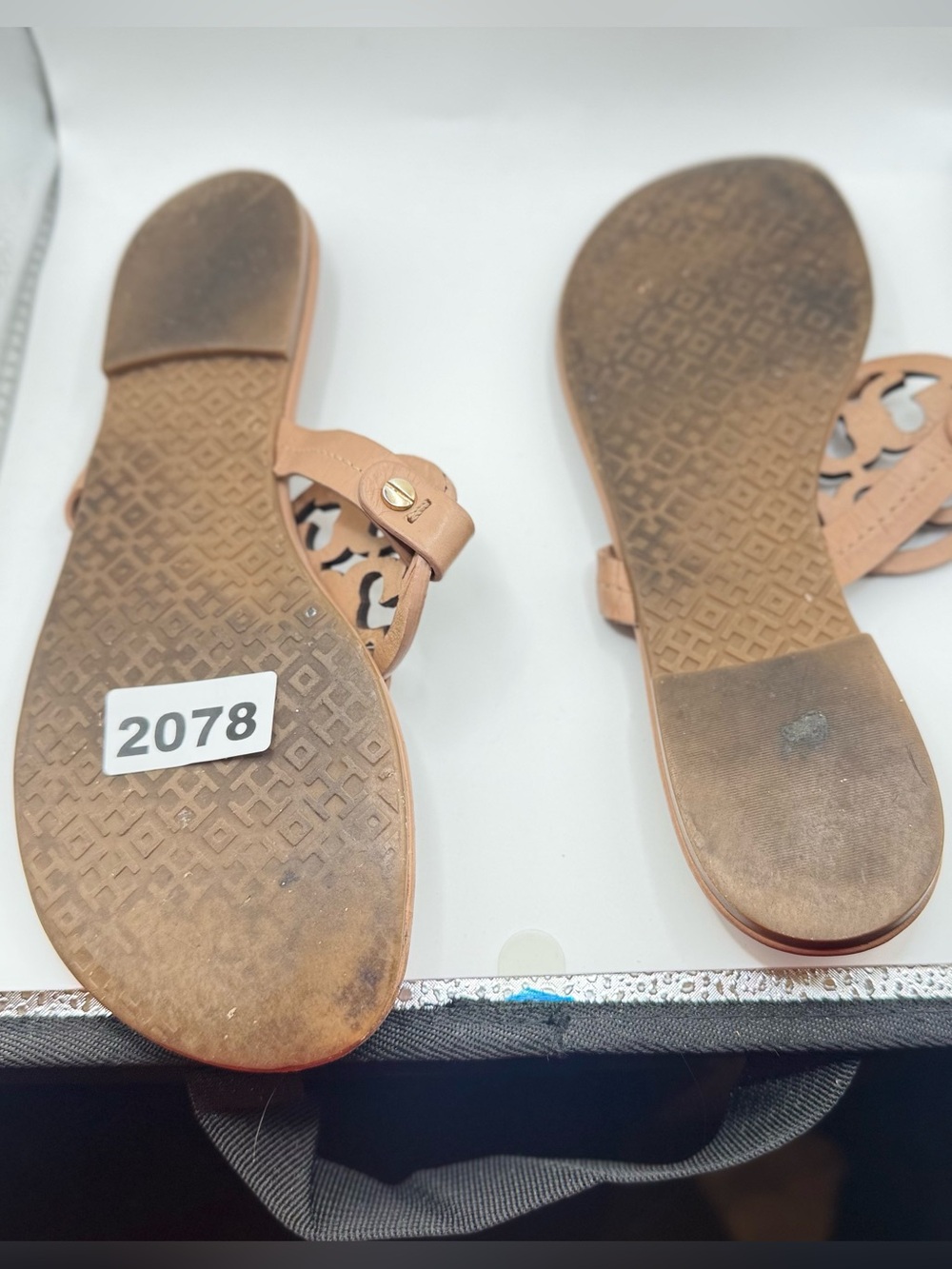 Tory Burch Leather Logo Thong Sandals in Tan - Picture 4 of 4
